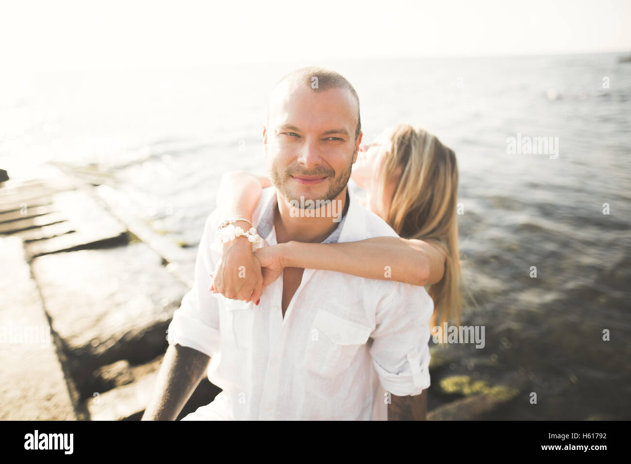 Fashion model couple avec tattoo posant dehors mer aen Banque D'Images