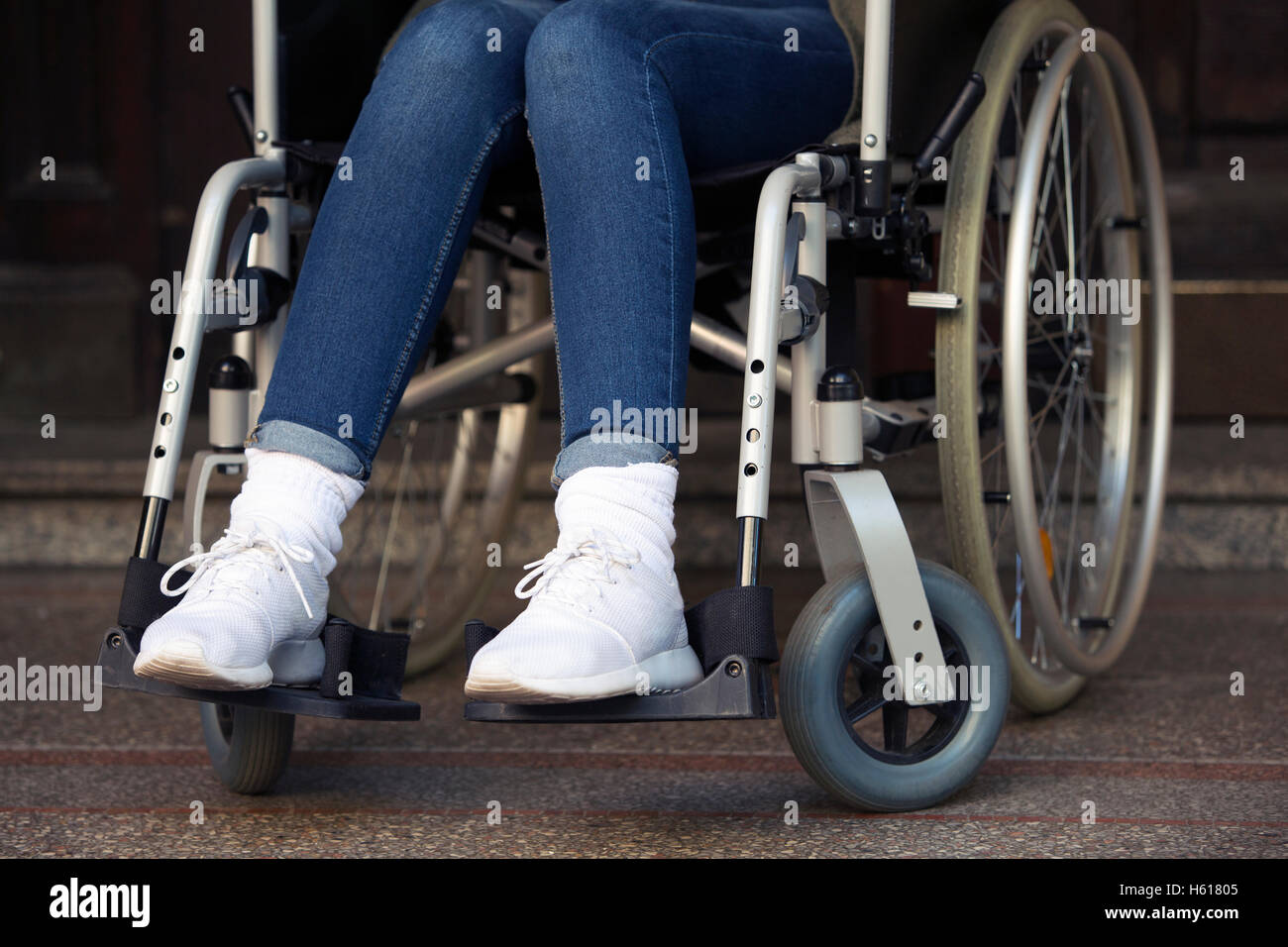 De gros plan femme dans un fauteuil roulant en face d'une entrée Banque D'Images