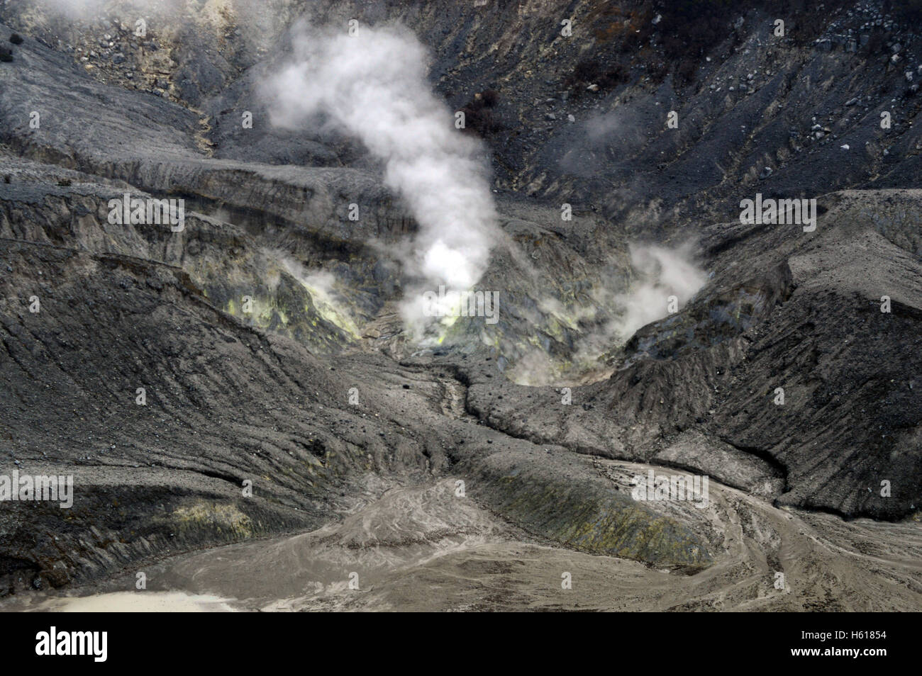 Le cratère du volcan montagne dans l'Ouest de Java, Indonésie Banque D'Images