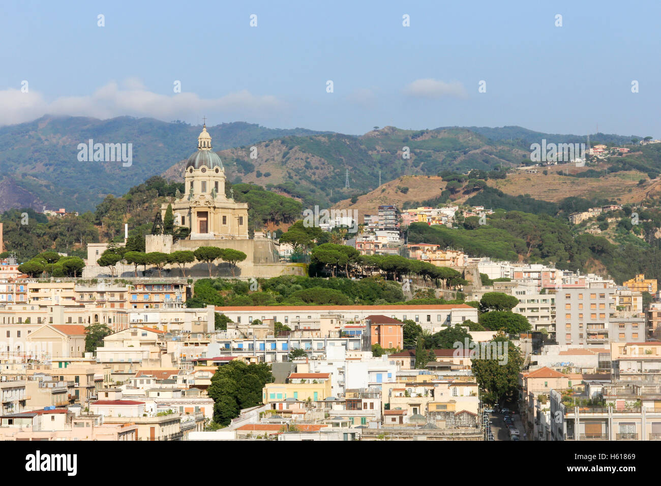 Le Sacrario di Cristo Re perché sur une colline dans la région de Messine, Sicile, Italie Banque D'Images