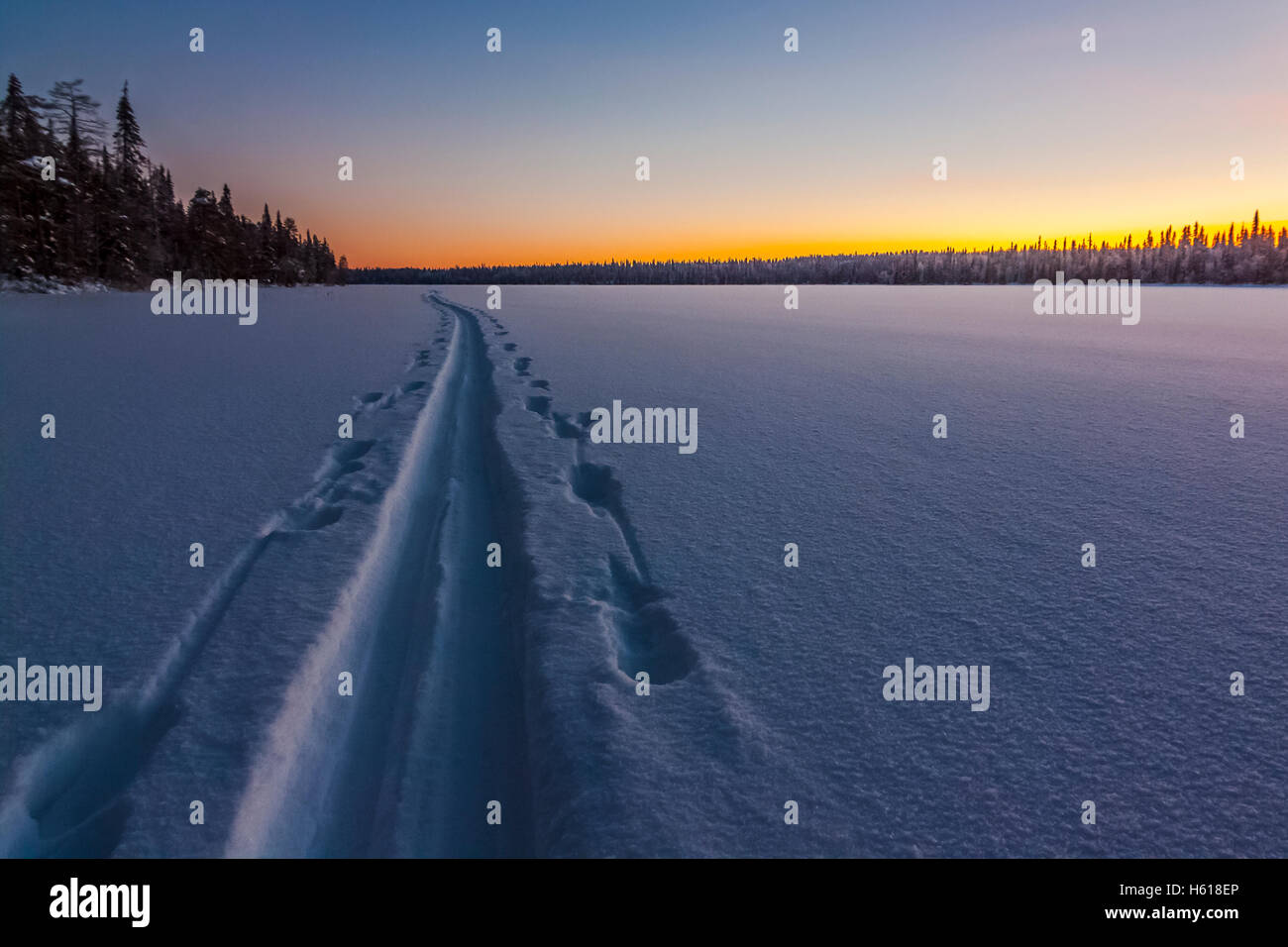 Piste de ski sur un lac gelé en Finlande. Banque D'Images