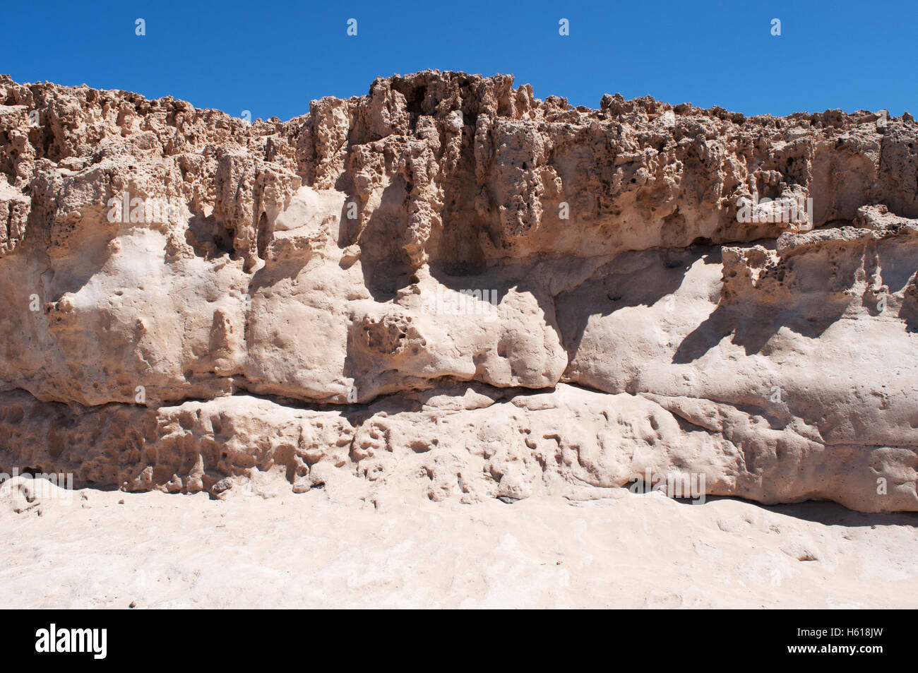 Fuerteventura, Îles Canaries, Afrique du Nord, Espagne : les formations rocheuses, le sable et les grottes d'Ajuy vu depuis le sentier le long de la falaise Banque D'Images