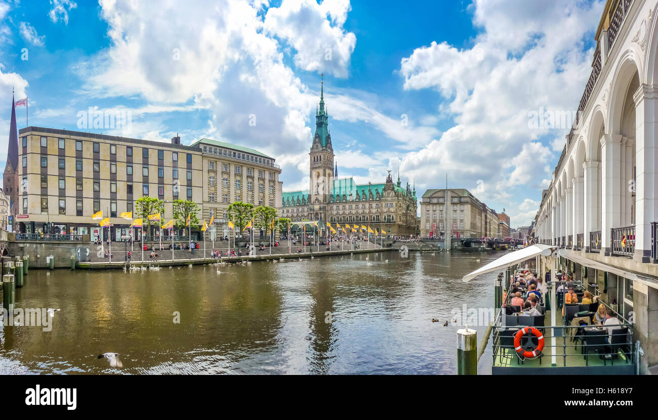 Belle vue sur le centre-ville de Hambourg à l'hôtel de ville et la rivière Alster, Allemagne Banque D'Images