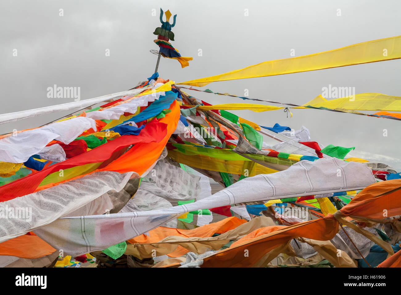 Drapeaux de prière au Stupa dans le monastère de Seralung. Tibet. Chine Banque D'Images