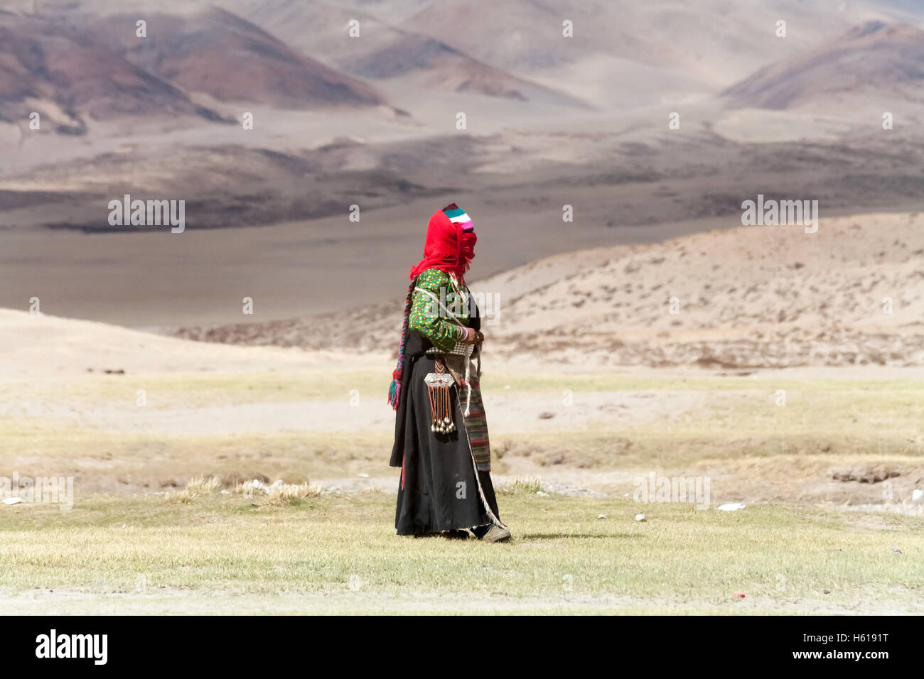 Femme pétreuse tibétaine. Lac Manasarovar. Tibet, Chine. Banque D'Images