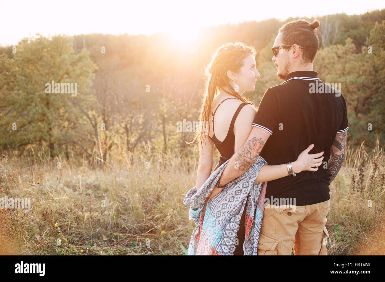 Homme et femme enceinte hugging tenant la main sur le fond de la nature sauvage, l'histoire d'amour l'automne. Banque D'Images