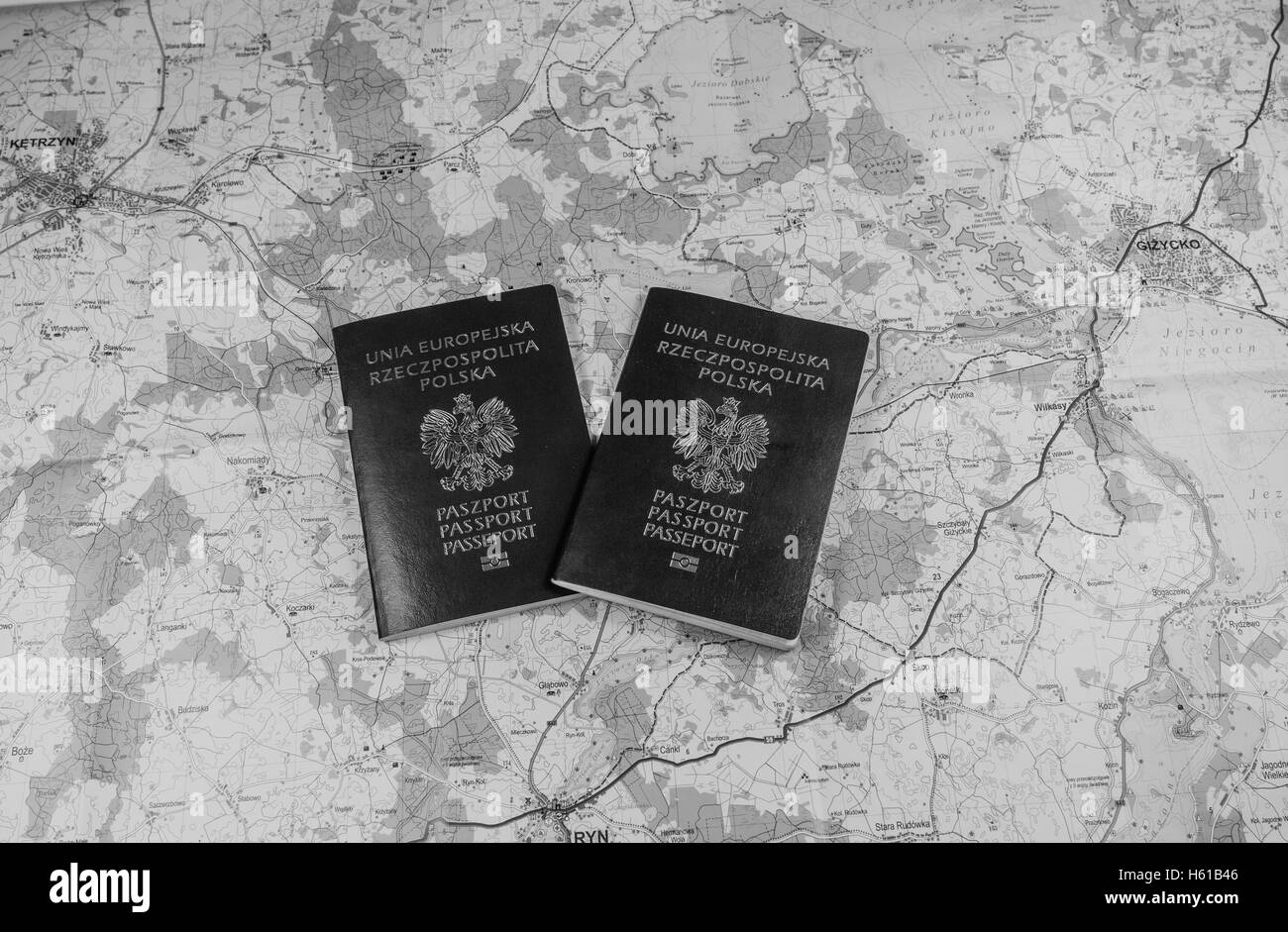 La carte et deux passeports prêt à être utilisé. Photo en noir et blanc. Banque D'Images