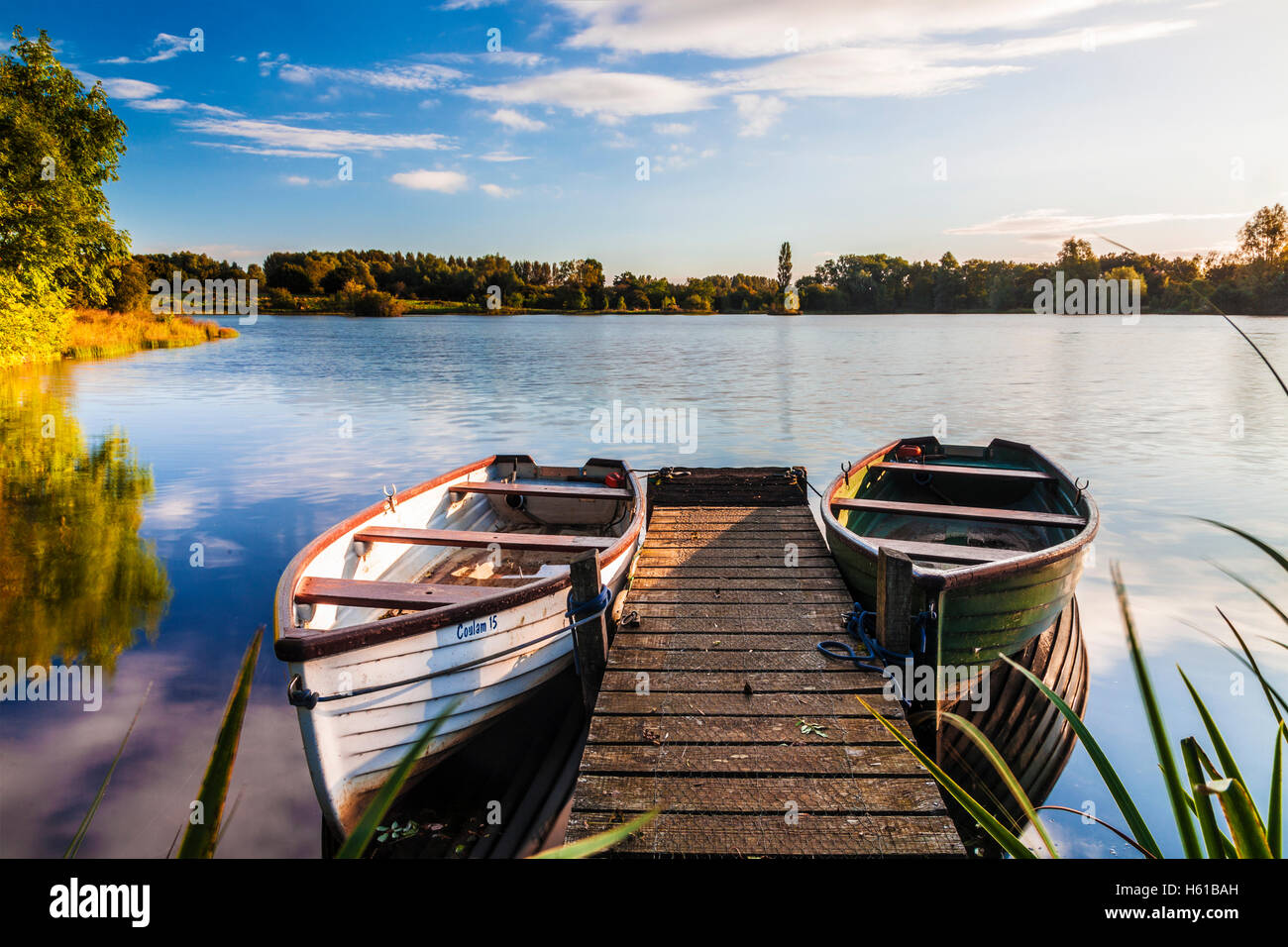 La fin de l'été le lever du soleil sur l'un des lacs à Cotswold Water Park Banque D'Images