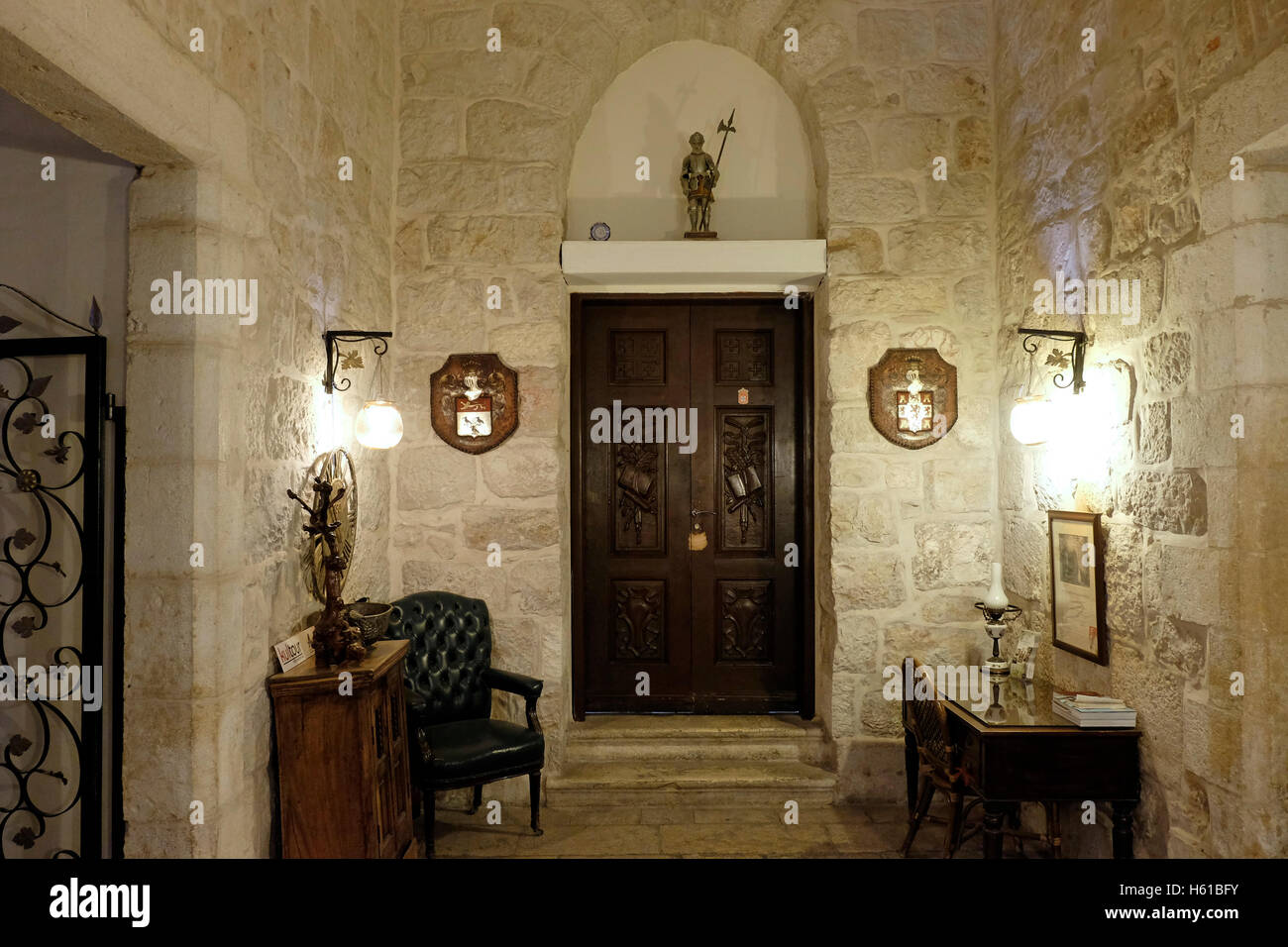 Intérieur de l'établissement Knights Palace hotel un ancien séminaire de théologie situé dans le quartier chrétien de la vieille ville de Jérusalem Israël Banque D'Images