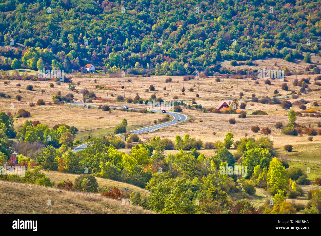 Scenic D1 route à travers un paysage de Lika, destination touristique en Croatie Banque D'Images