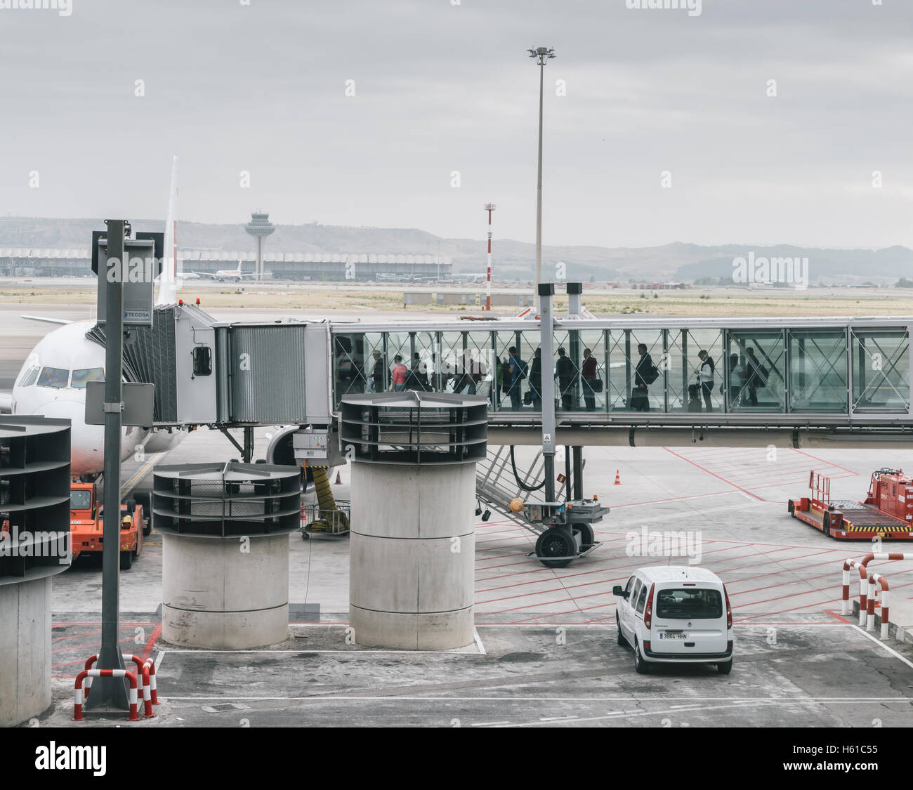 Les passagers à bord d'un avion à l'aéroport international Barajas de Madrid, Espagne Banque D'Images