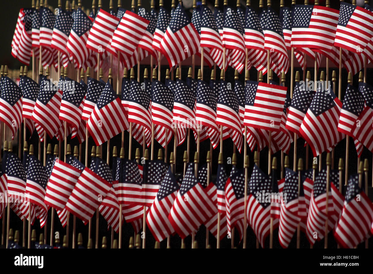 Affichage des centaines de petits drapeaux américains Banque D'Images