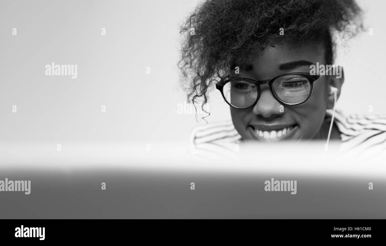 Beau étudiant africain Afro girl hairstyle using laptop pour faire de la recherche, la préparation de la leçon, le surf wi-fi dans sc Banque D'Images Beau étudiant africain Afro girl hairstyle using laptop pour faire de la recherche, la préparation de la leçon, le surf wi-fi dans sc Banque D'Images
