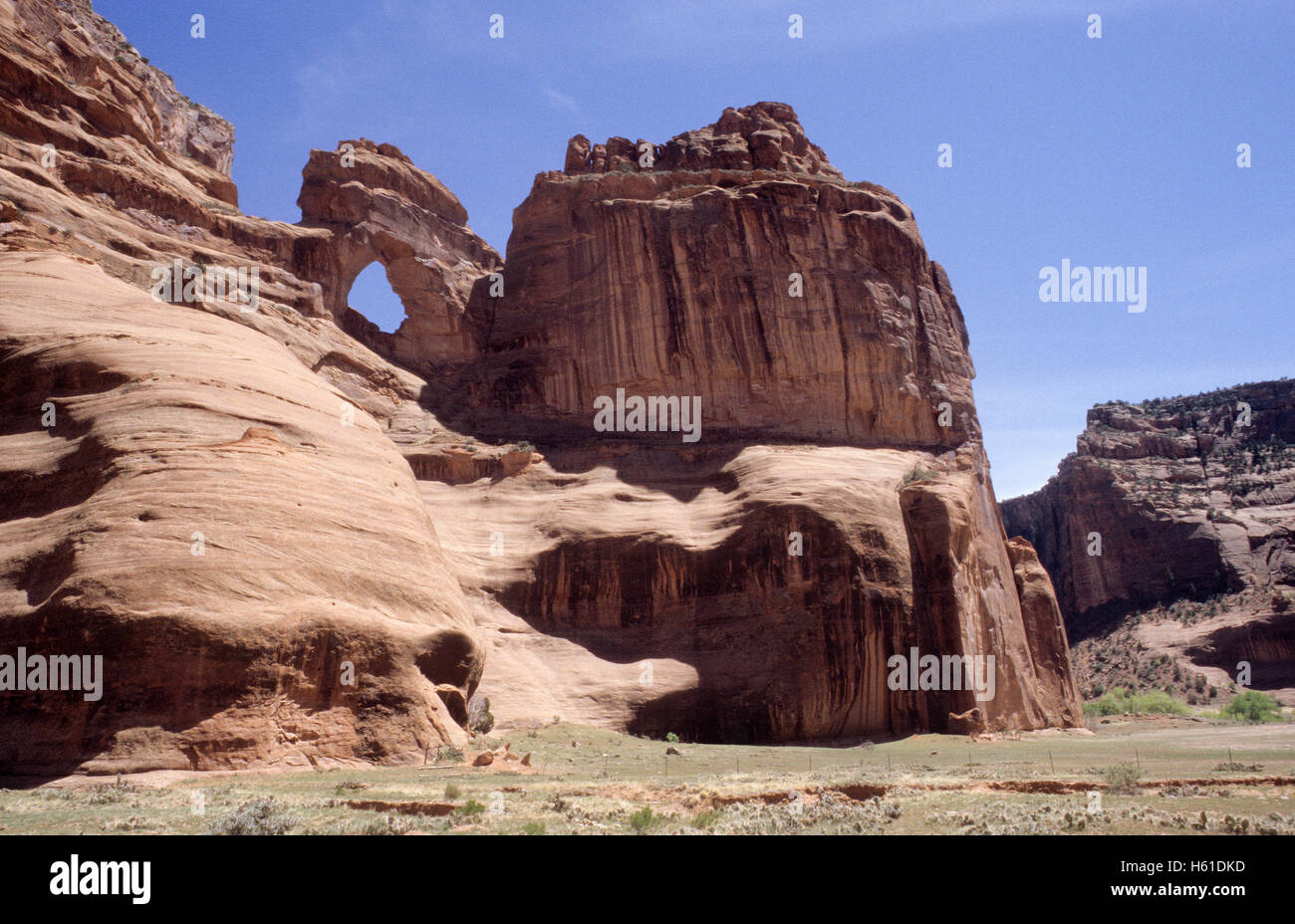 Fenêtre sur la rive nord du canyon principal surplombant le canyon ci-dessous, Canyon de Chelly National Monument, Arizona Banque D'Images