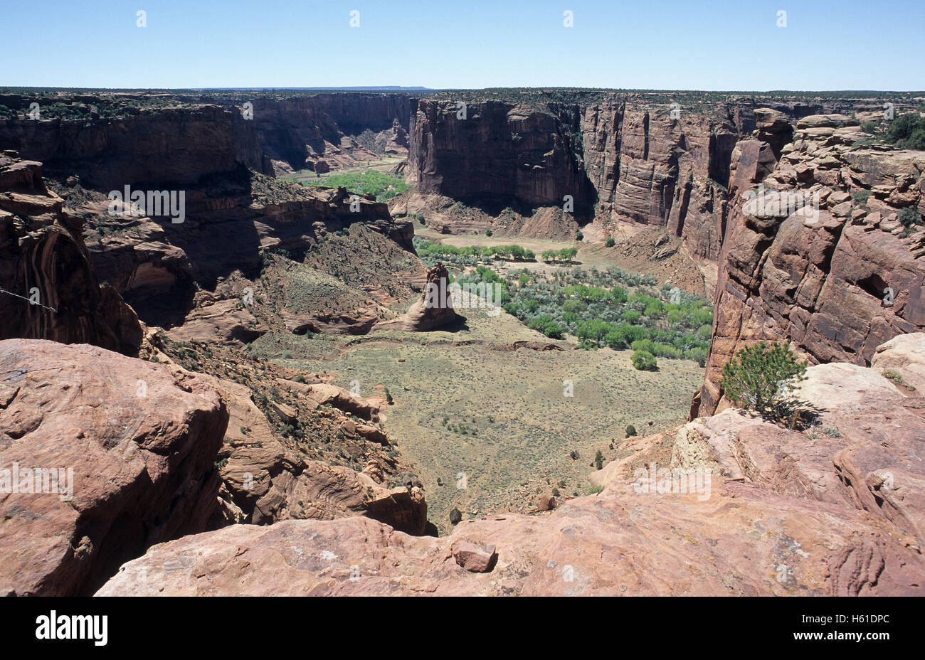 Vue depuis le bord donnant sur Canyon de Chelly National Monument, Arizona Banque D'Images