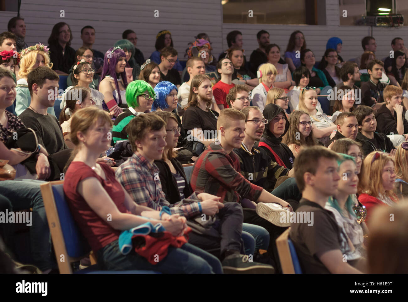 BRNO, République tchèque - 30 avril 2016 : Auditorium de jeunes dans la salle de conférences est à l'écoute des entretiens à la convention anime, Animefest Banque D'Images