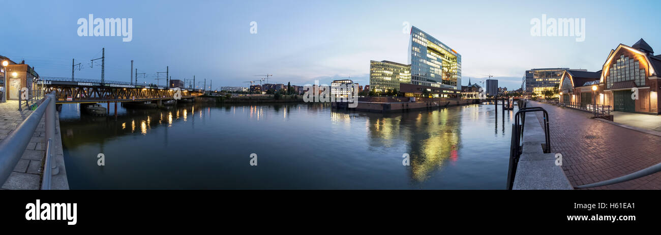 Hambourg, Panorama de l'immeuble de bureaux principal de Der Spiegel, siège  de la news magazine à l'heure bleue le soir Photo Stock - Alamy