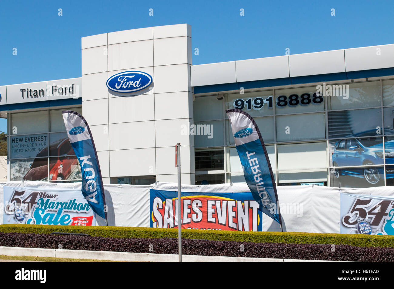 Concessionnaire automobile Ford Titan la vente de véhicules neufs et d'occasion voiture à Brookvale, banlieue nord de Sydney, Australie Banque D'Images