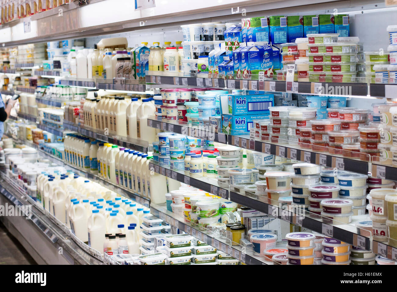 Harris Farm Markets supermarché magasin à Manly Beach, Sydney, Australie section réfrigérée vendant des yaourts et du lait Banque D'Images
