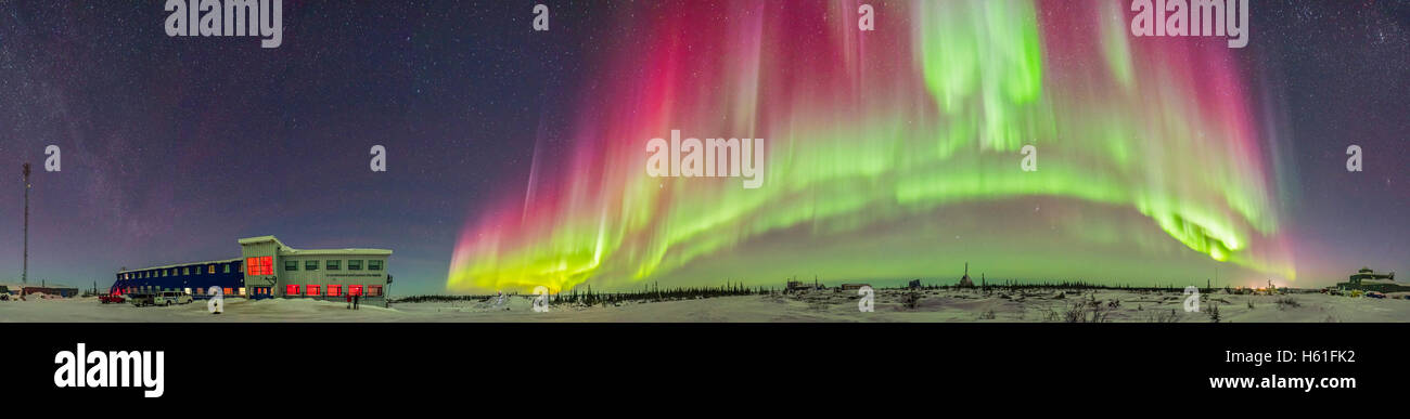 Un panorama à 360° d'un arc de aurorales à l'est, sud et ouest sur la vieille de fusées de Churchill et de la nouvelle église Banque D'Images