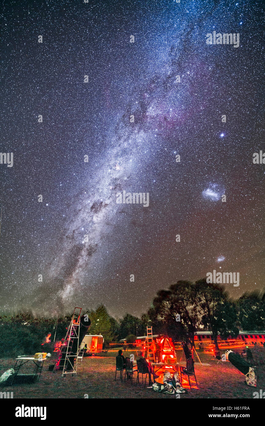 Le sud de la Voie Lactée avec le noir qui s'élève au-dessus de l'UEM le OzSky Star Party le 5 avril 2016. Il s'agit de la section de la sky et M Banque D'Images