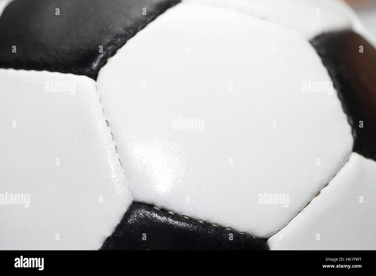 Le schéma classique d'un ballon de foot, noir et blanc, close-up contexte Banque D'Images
