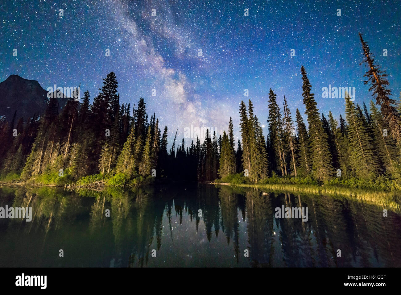 La Voie lactée au-dessus du côté de l étang à Emerald Lake, le parc national Yoho, Colombie-Britannique., du pont à la Lodge. Les lumières de la Lodge i Banque D'Images