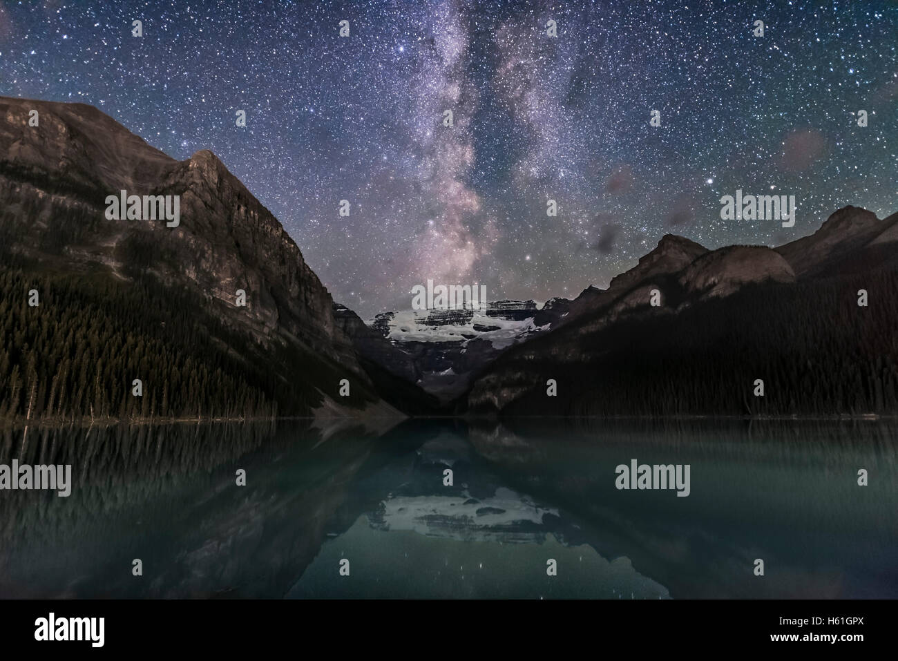 L'été à la Voie Lactée sud sur le glacier Victoria et le lac Louise dans le parc national de Banff, Alberta sur une nuit sans lune, Banque D'Images