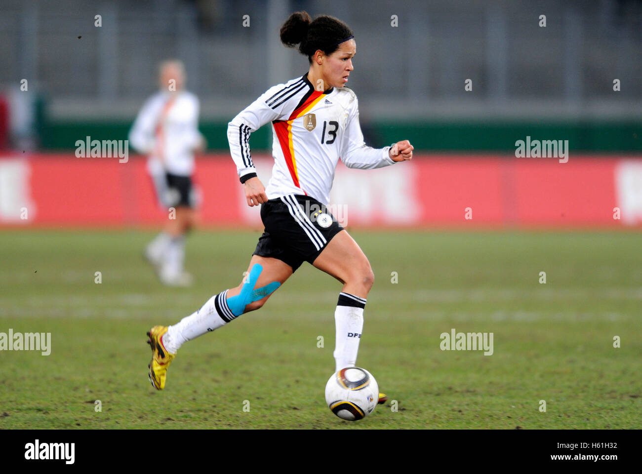 Celia Okoyino Da Mbabi, au Women's international footballmatch Germany-North Corée 3-0 dans le MSV Arena à Duisburg Banque D'Images