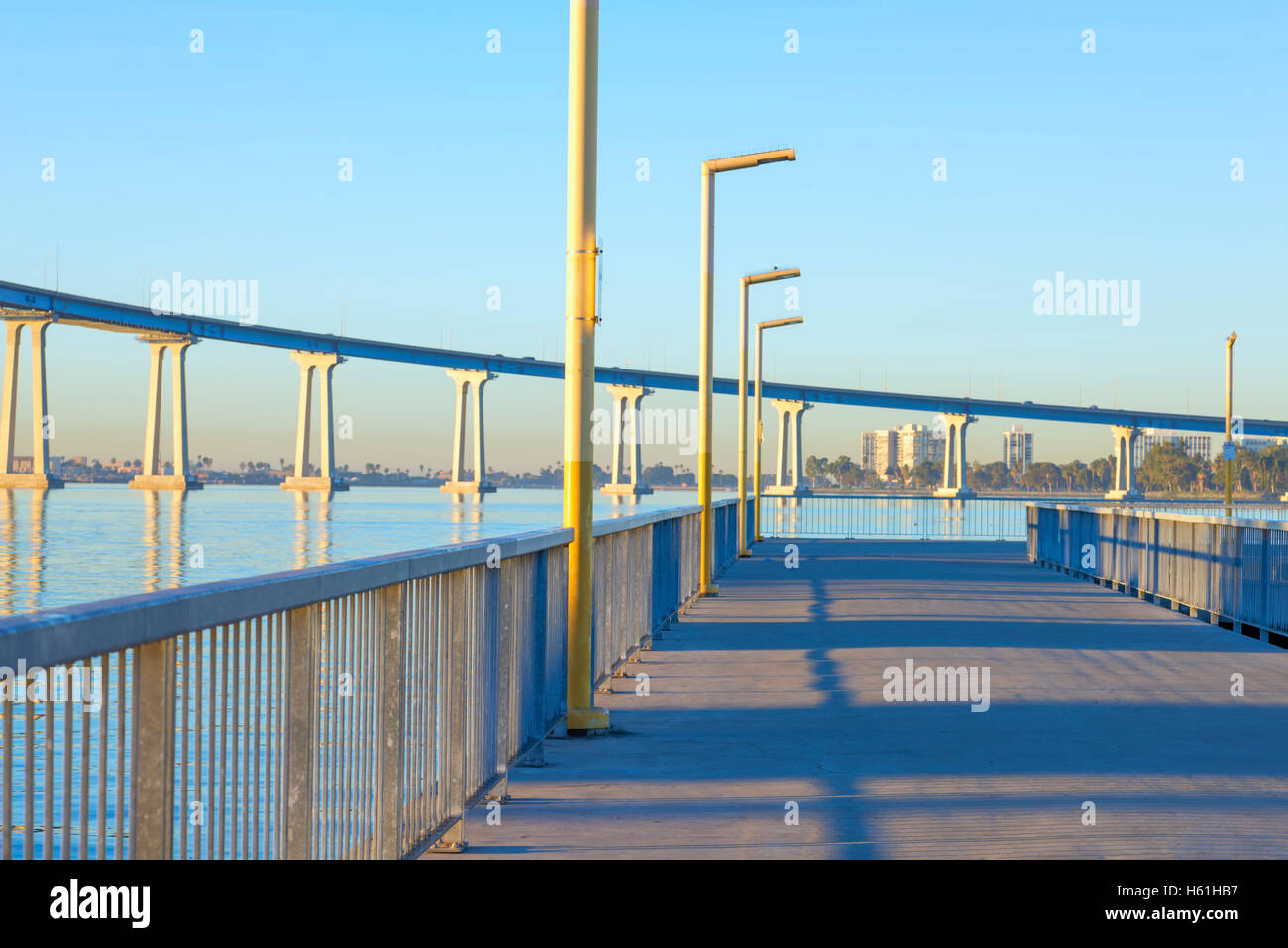Jetée d'observation. centre-ville de San Diego, Californie, USA. San Diego Harbor et Coronado Bridge en arrière-plan. Banque D'Images