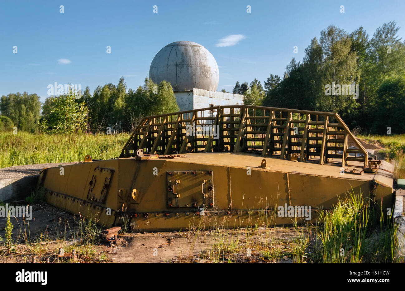 Couvercle en acier silos de missiles abandonnés dans l'arrière-plan de la station radar Banque D'Images