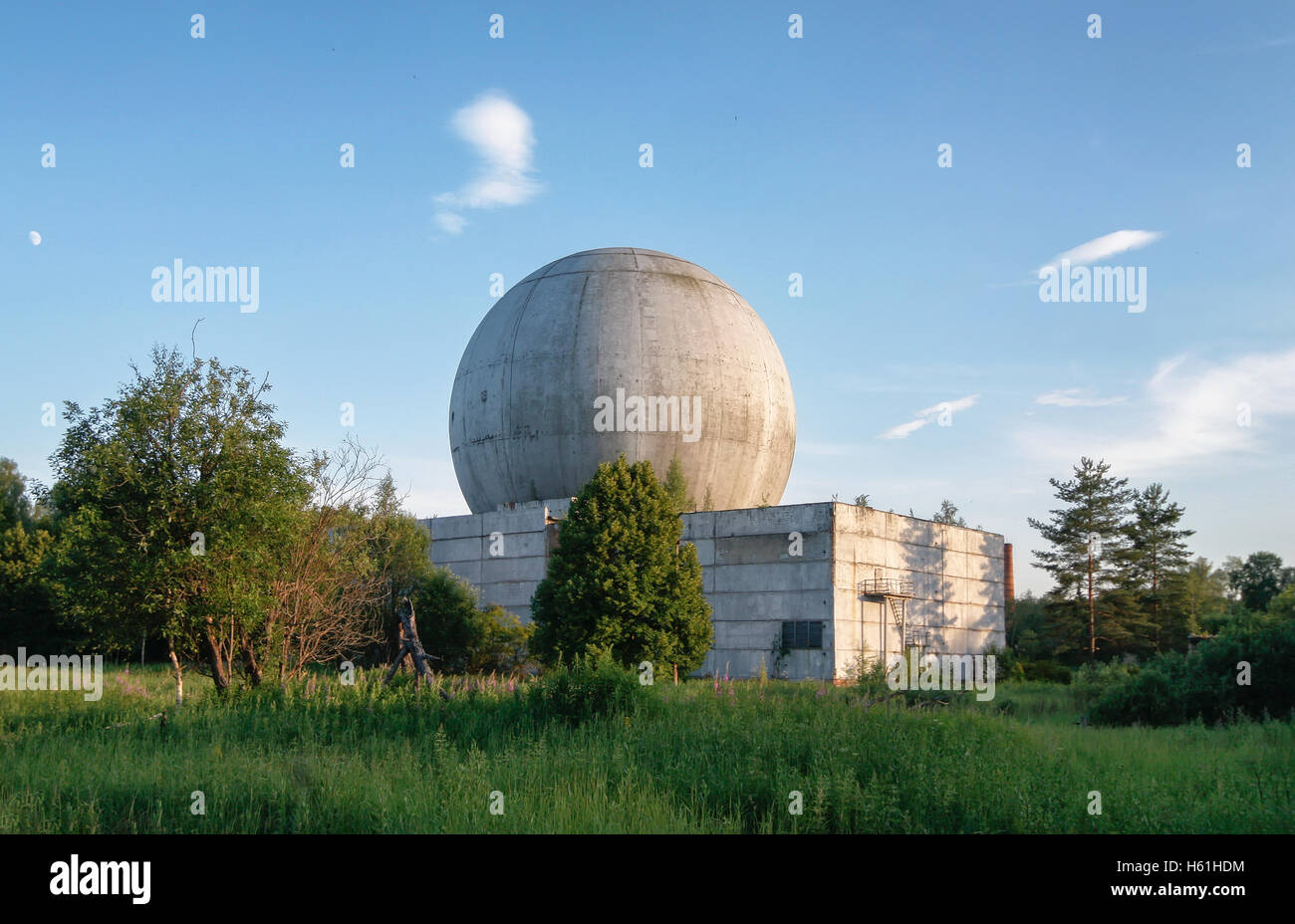 Ancien grand dôme d'une antenne radar sur le toit de la construction d'une base militaire russe Banque D'Images