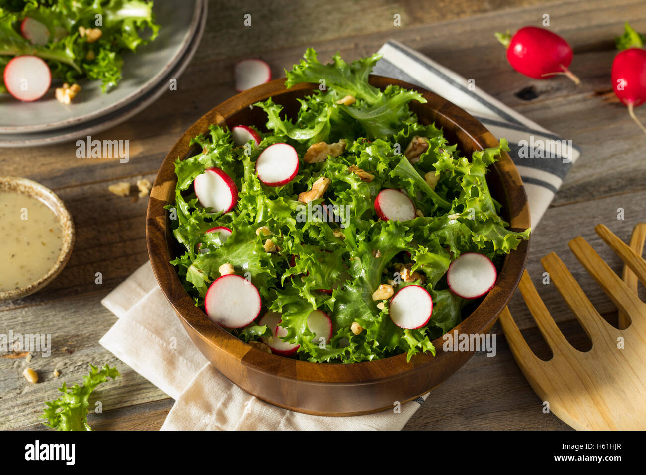 Endives biologiques crus et radis salade avec vinaigrette Banque D'Images