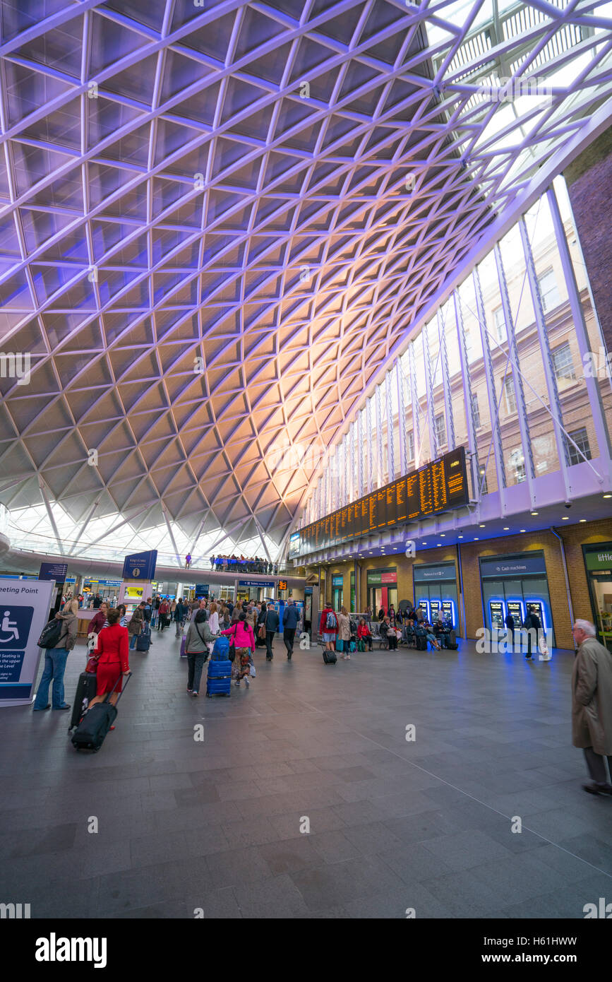 Vue grand angle sur le hall de la gare de Kings Cross à Londres Banque D'Images