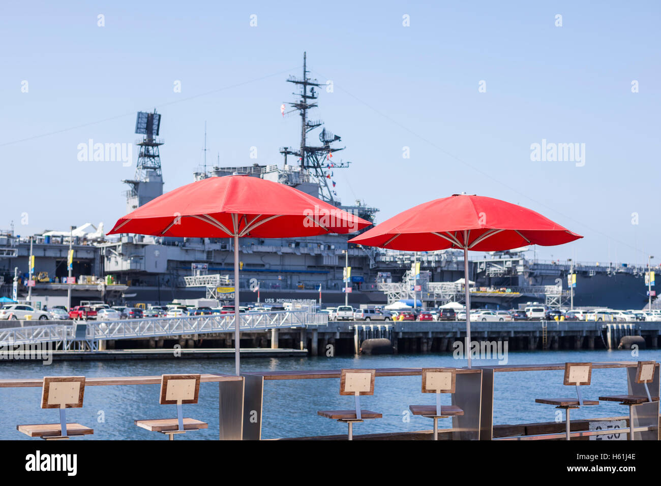 Table rouge deux parasols à la baie de San Diego. San Diego, Californie, USA. Banque D'Images