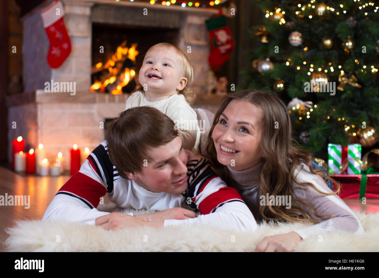 Famille heureuse mère, père et bébé petit garçon jouant dans l'hiver pour les vacances de Noël Banque D'Images