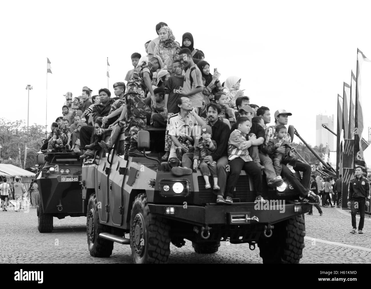 Les gens qui vont virée ensemble à l'aide de véhicule blindé militaire dans la force armée indonésienne Exposition. Banque D'Images