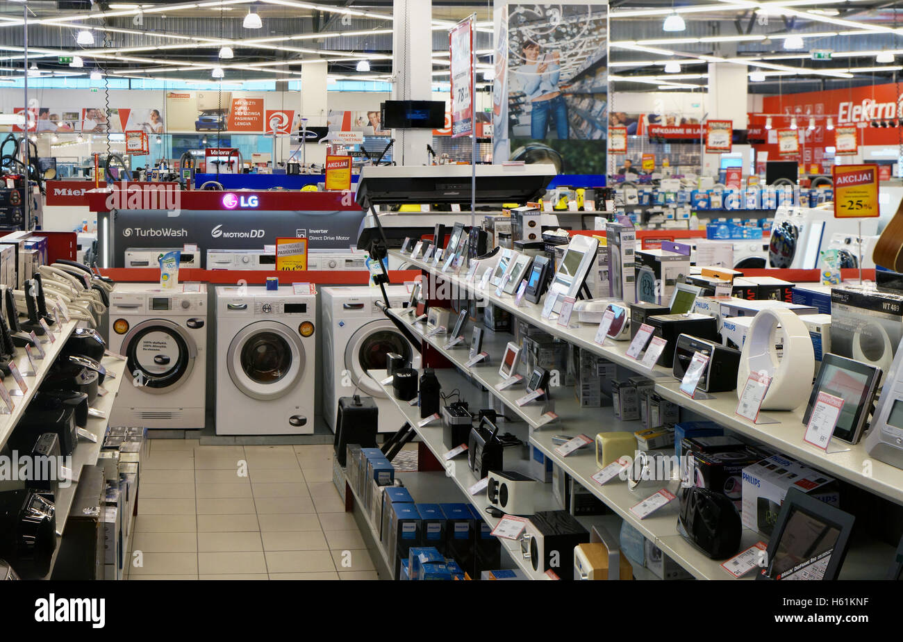 VILNIUS, LITUANIE - 28 septembre 2016 : Elektromarkt magasin d'appareils électroniques grand public à l'Akropolis hyper marché. Promotions et bonus Banque D'Images