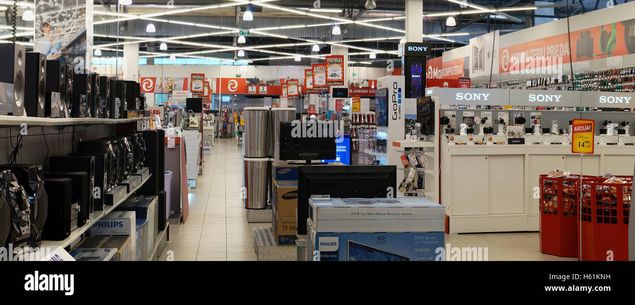 VILNIUS, LITUANIE - 28 septembre 2016 : Elektromarkt magasin d'appareils électroniques grand public à l'Akropolis hyper marché. Promotions et bonus Banque D'Images