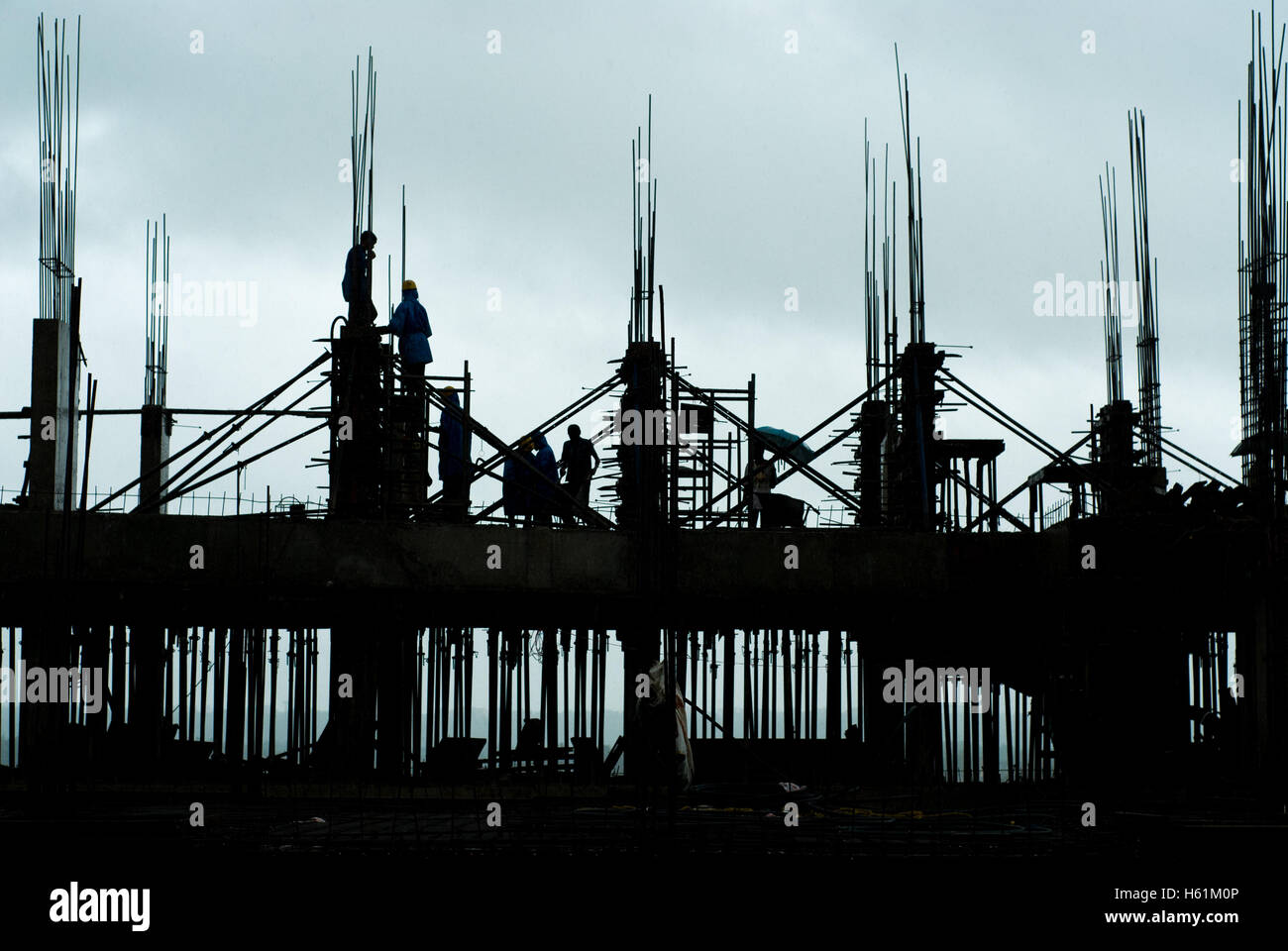 Dans le cadre de travaux de construction de bâtiments en béton , des barres de fer les travailleurs de shell à Thane Mumbai Banque D'Images