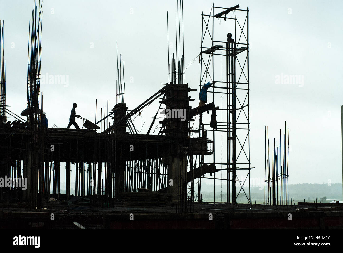 Dans le cadre de travaux de construction de bâtiments en béton , des barres de fer les travailleurs de shell à Thane Mumbai Banque D'Images