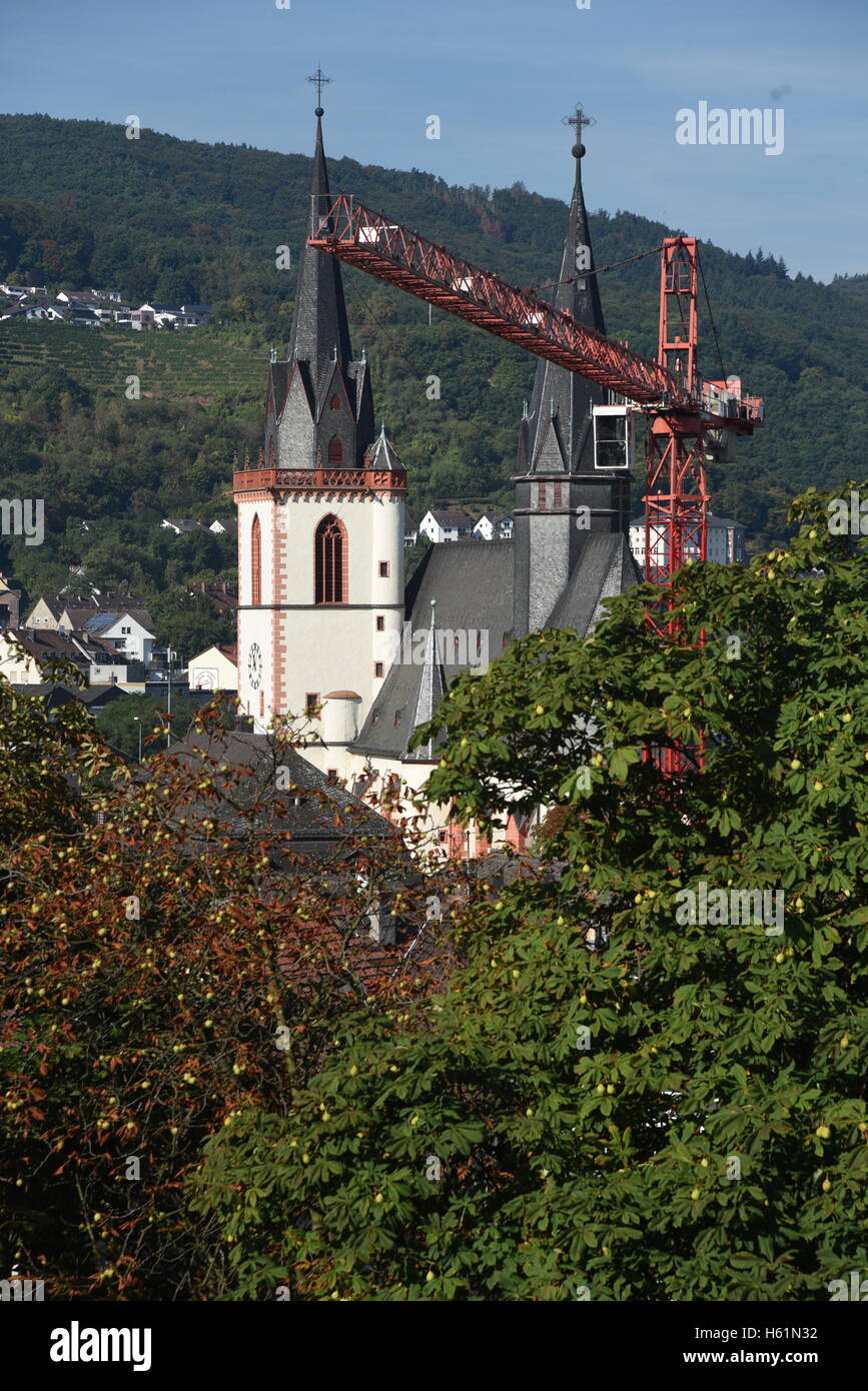 Bingen am Rhein, Allemagne, grue de construction en face de l'église Banque D'Images