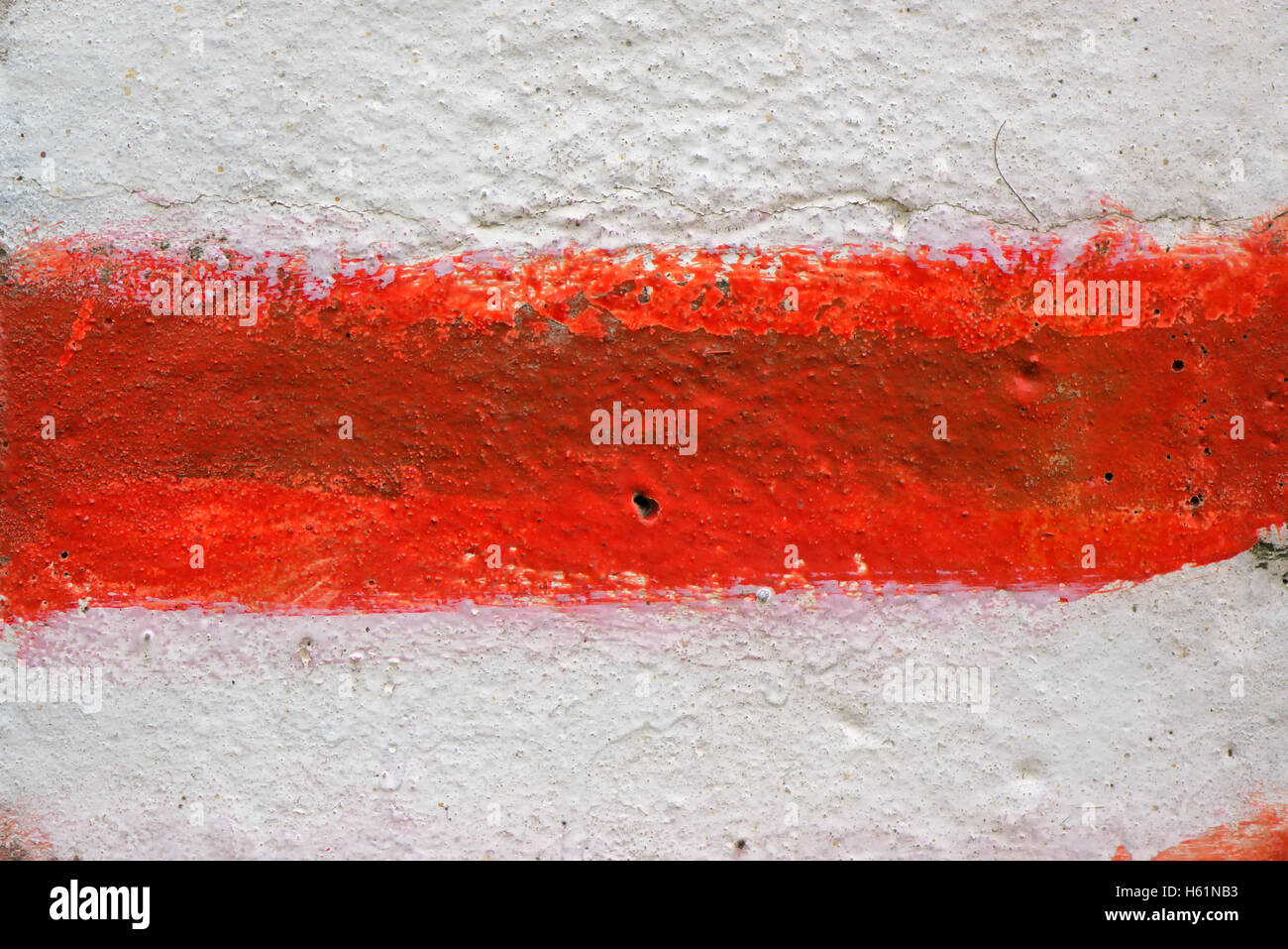 Rayures rouges et blanches peintes sur mur avec les éclaboussures et les gouttes - contexte urbain pour la conception graphique ou de supporter l'équipe de sport Banque D'Images