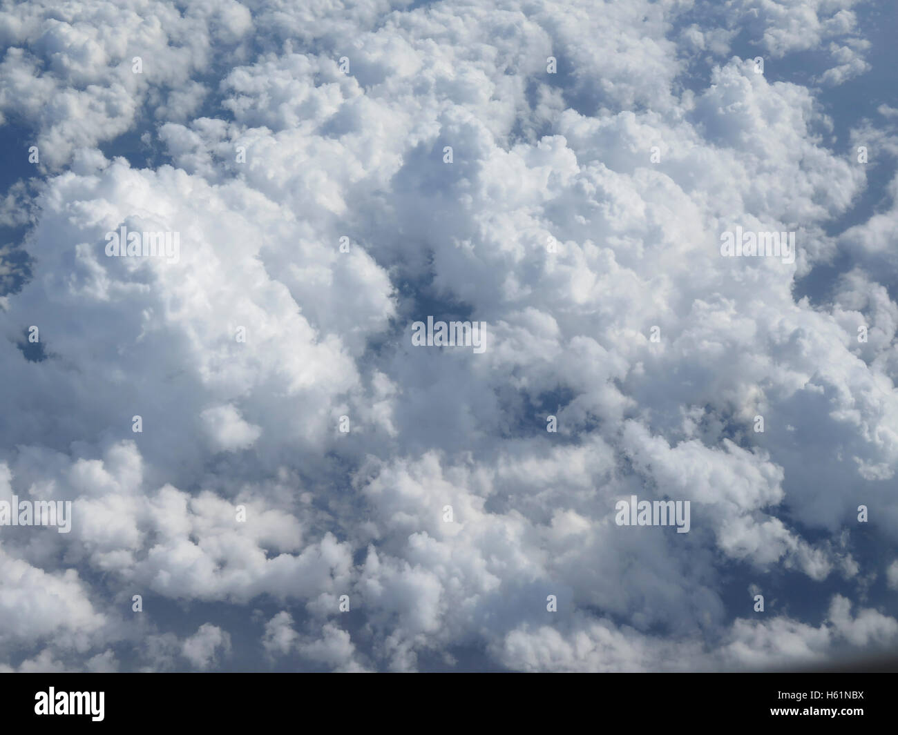 Belle Cloudscape sur un ciel bleu comme vu du dessus Banque D'Images