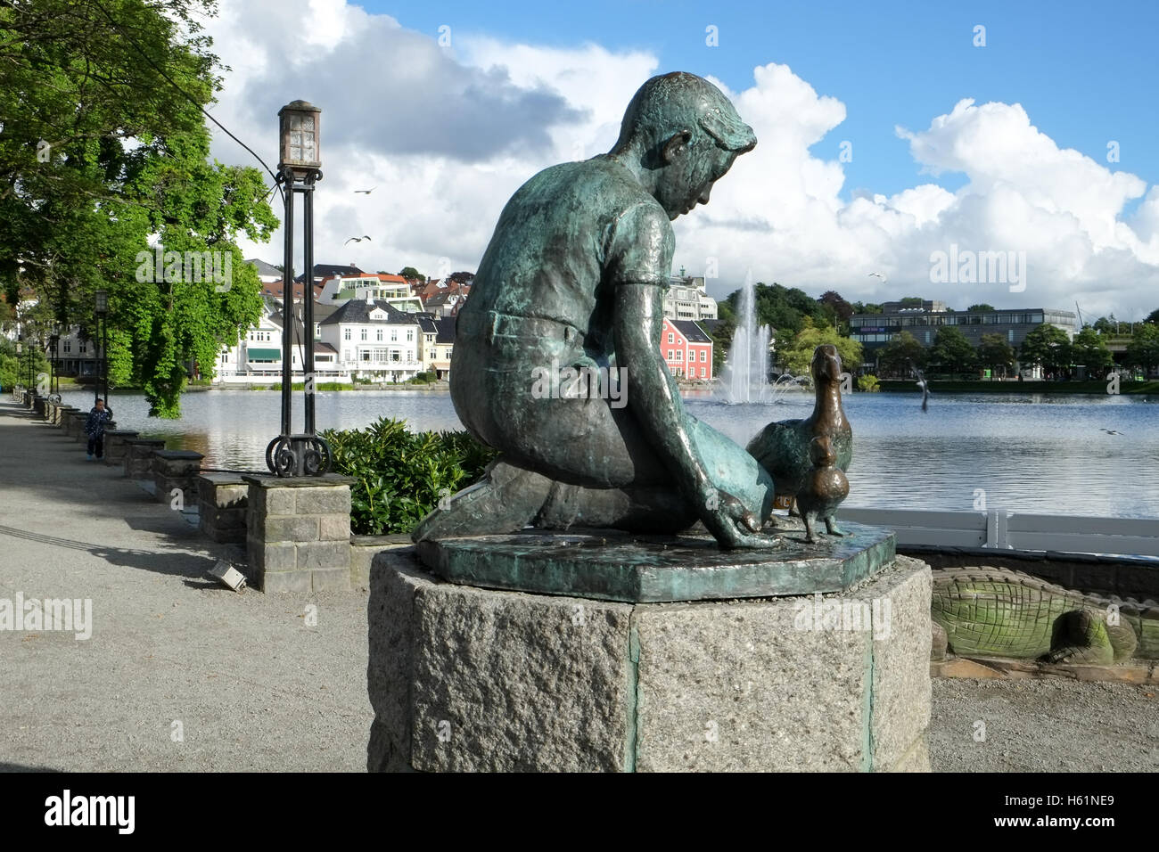 Stavanger, Norvège - Juillet 2016 : La statue de l'enfant et les canards, lac Breiavatnet, dans le Cœur de Stavanger. Banque D'Images