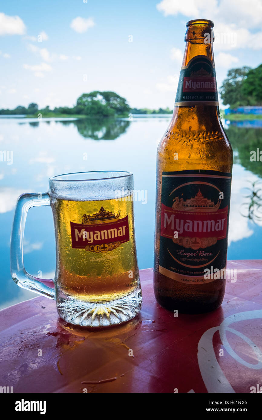 Un verre et une bouteille de bière du Myanmar dans un bar sur les rives du Lac Inya au Myanmar Banque D'Images