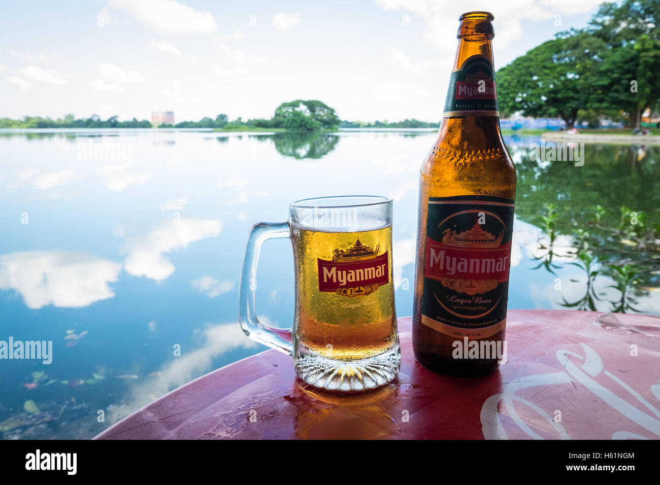 Un verre et une bouteille de bière du Myanmar dans un bar sur les rives du Lac Inya au Myanmar Banque D'Images