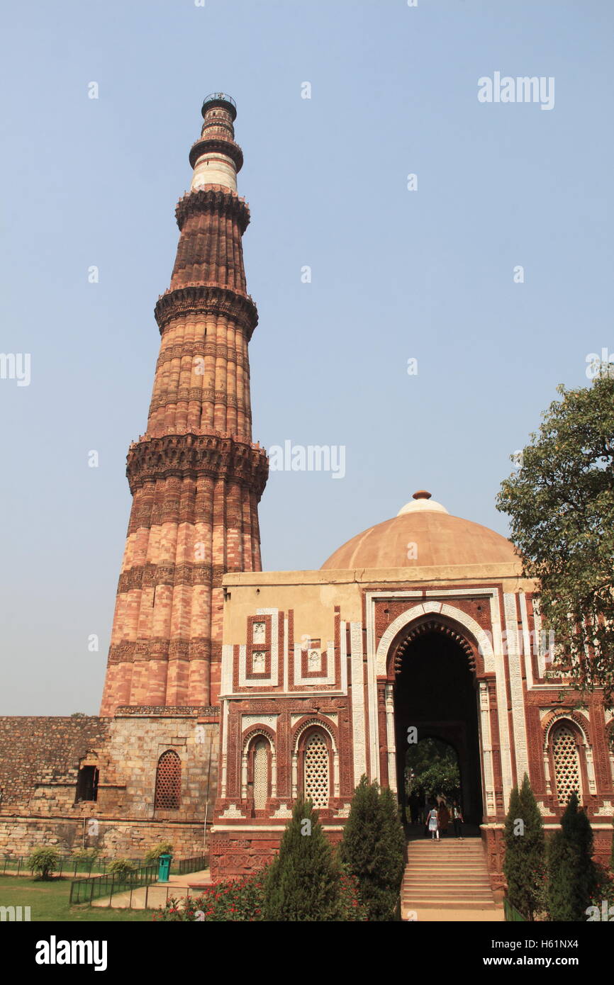 Qutb Minar et Alai Darwaza, (dépêche écrite Parc Archéologique, Delhi, Inde, sous-continent indien, en Asie du Sud Banque D'Images