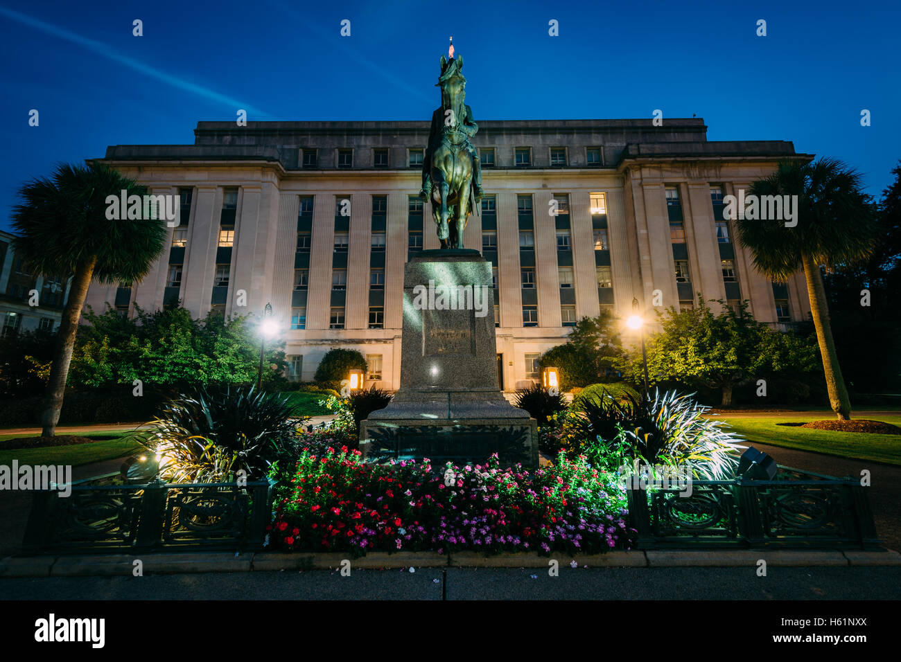 Statue et capacités à la capitale de l'Etat dans la nuit de Columbia, Caroline du Sud. Banque D'Images