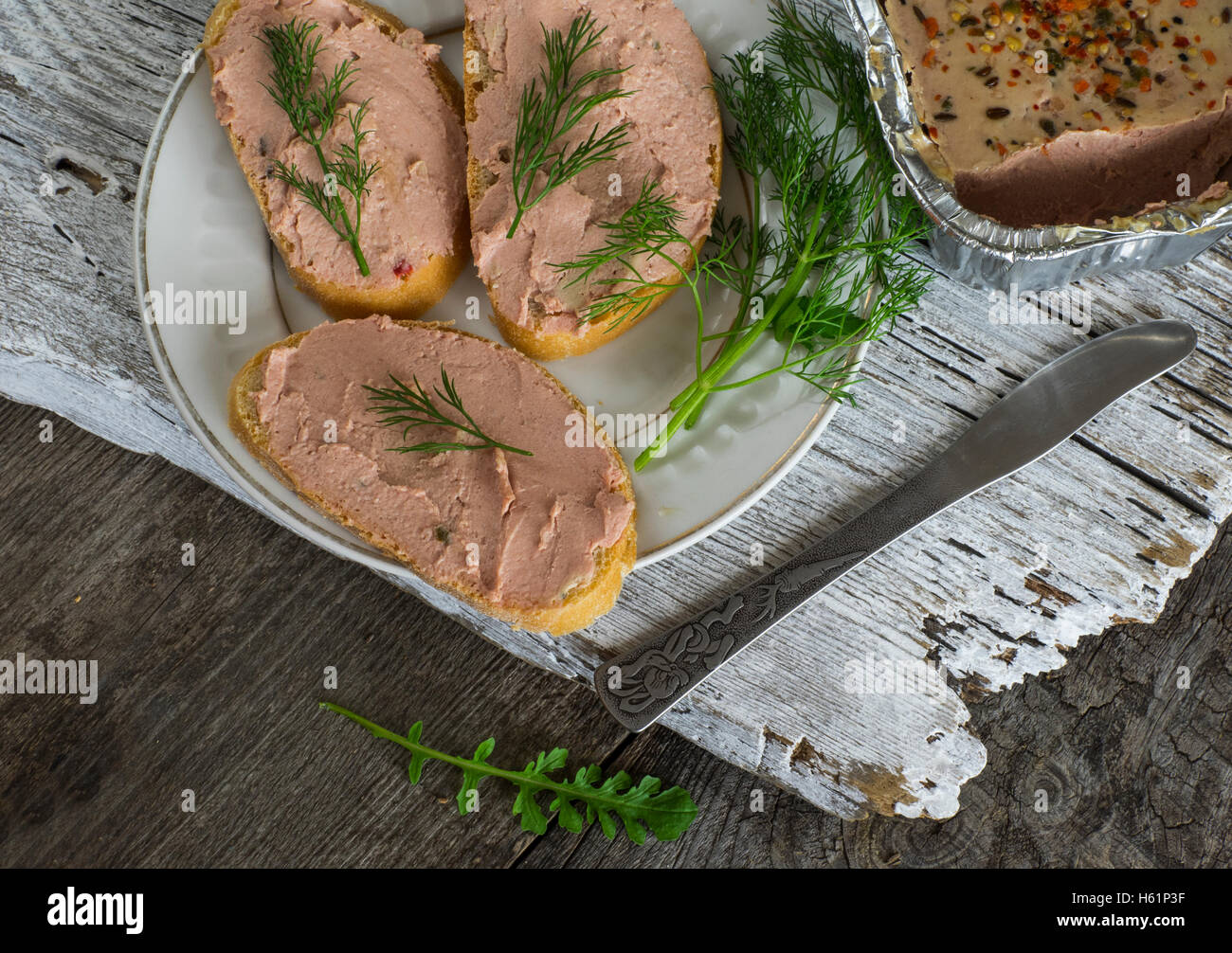 Des sandwichs avec le pâté de foie sur old weathered wooden background Banque D'Images